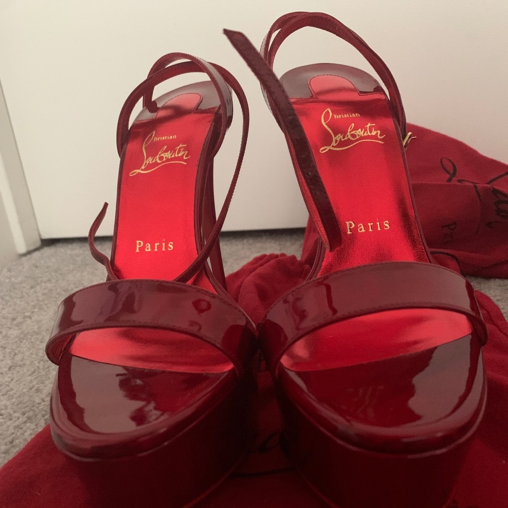 NWOT Loubi Queen Alta w/ Dustbags